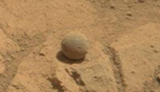Illustration for article titled Curiosity Finds A Weird "Ball" On Mars